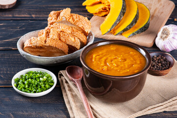 .Pumpkin cream made at home, accompanied by toast.