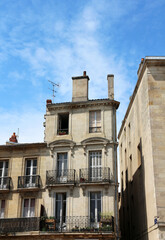 Fototapeta na wymiar Bordeaux (France) - classical old town apartment buildings