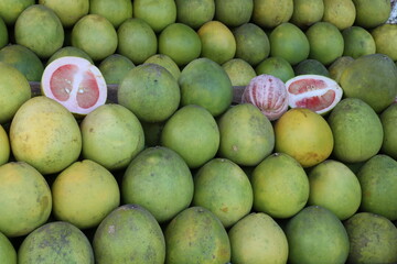 Pomelo, frisch geerntet auf dem Markt, Philippinen