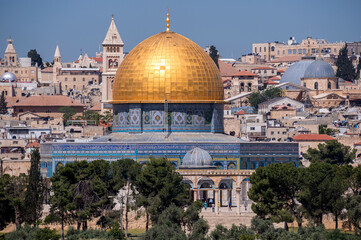 Fototapeta na wymiar Vista de la cúpula dorada del Templo de la Roca en la ciudad histórica de Jerusalén, capital de Israel
