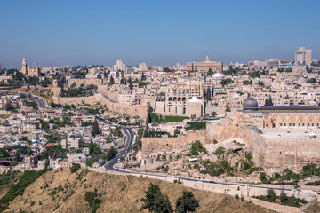 Fototapeta na wymiar Vista de la ciudad de Jerusalén desde lo alto del Monte de Los Olivos