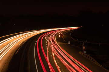 Langzeitbelichtung in der Nacht auf einer Autobahn in Deutschland