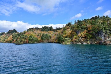 遊覧船から見た十和田湖のちょうど見頃の紅葉情景＠青森