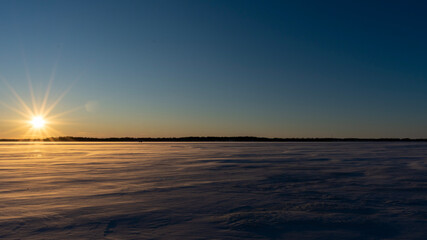Obraz premium sunset over frozen lake