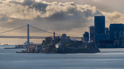 Obraz premium Alcatraz Island in the San Francisco Bay with the Bay Bridge and the city by the bay in the background