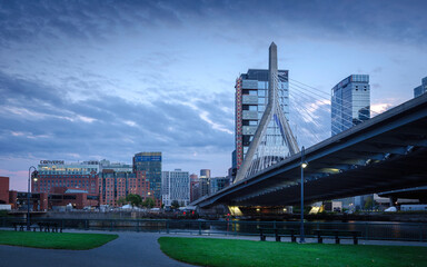 Naklejka premium Boston Skyline Nightscape with Suspension Bridge over the Green River Bank