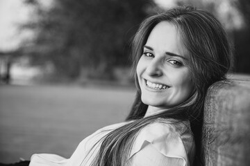 Une ravissante et souriante jeune femme couchée dans un parc