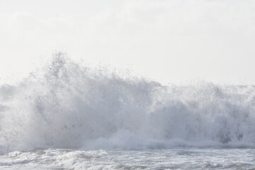 Obraz premium The sea demonstrating its power against the cliffs