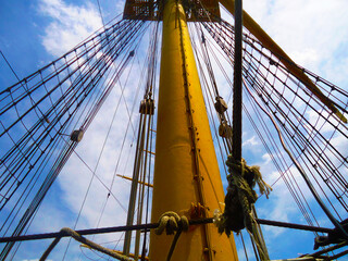 Obraz premium mast of a ship, ropes, pulleys, knots, sky 