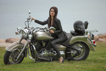 Fototapeta na wymiar woma in black with a motorcycle
