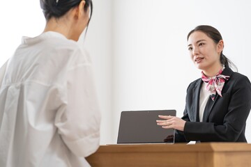 Fototapeta premium 説明をする若い日本人女性