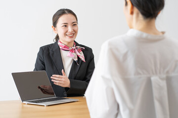 Obraz premium 説明をする若い日本人女性