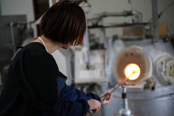 ガラス容器を作る女性　吹きガラス