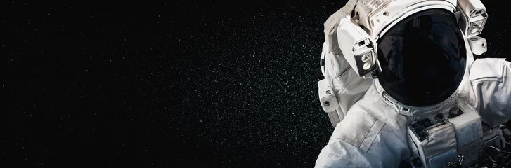 Foto op Plexiglas Astronaut-ruimtevaarder doet ruimtewandeling terwijl hij voor een ruimtestation in de ruimte werkt. Astronaut draagt een volledig ruimtepak voor ruimteoperaties. Elementen van deze afbeelding geleverd door NASA-ruimteastronautenfoto& 39 s. © Summit Art Creations