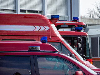 Elevage de girophares !  Vue de profil des girophares de cinq véhicules d'intervention d'une compagnie de pompiers en suisse © Swiss Media Tools