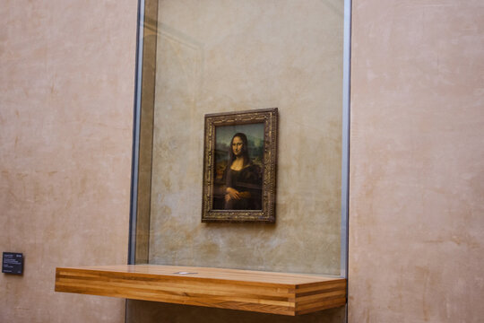 PARIS - OCTOBER 2: Leonardo DaVinci's "Mona Lisa" at the Louvre Museum, October  2, 2016 in Paris, France. The painting is one of the world's most famous.