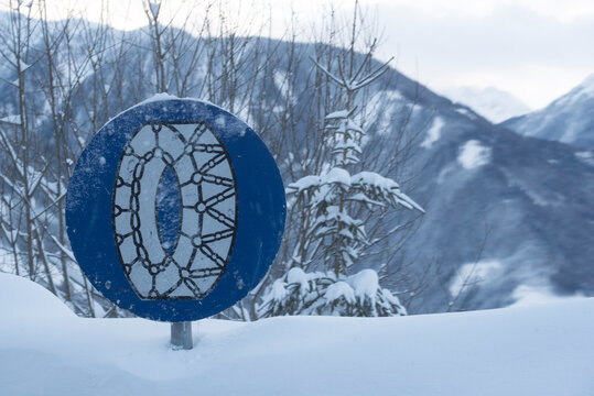 snow chain obligation traffic sign