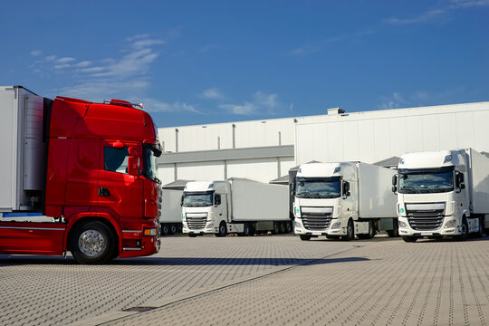 Saubere Lastkraftwagen auf dem Hof einer Spedition, Symbolfoto für Transport und Logistik.