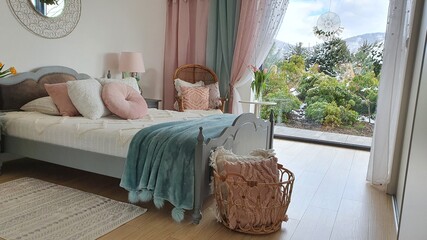 Elegancka stylizowana sypialnia w domu z dużym oknem i pieknym widokiem © Beenis