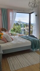 Sypialnia w pastelowych kolorach z duæym oknem i wyjściem na taras na ogród - obrazy, fototapety, plakaty