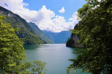 Ausblick auf den blauen Königssee im Berchtesgadener Land, Deutschland.