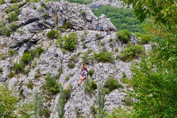 Fotografie von einer Frau die über eine Zipline düst in Kroatien
