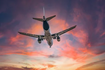 Fotobehang Vliegtuig Vliegtuig in de lucht bij zonsopgang