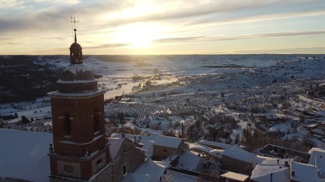 Nieve en iglesia. Dron.