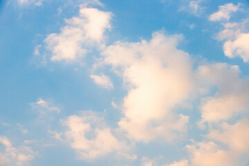 Obraz premium Scattered clouds of orangeyellow color and spring evening light Evening cloud background concept