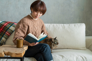 本を読む女性