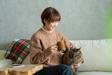 猫とくつろぐ女性