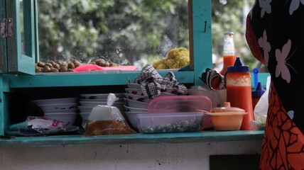 street meatball vendor stalls, which are available a variety of ready-to-eat foods