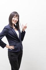 Obraz premium Woman standing with her index finger up (gesture)