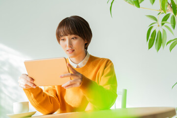 カフェでくつろぐ女性