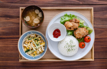 食事　唐揚げ　定食