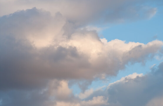 View of the sky with clouds on a late winter afternoon
