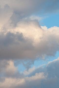 View of the sky with clouds on a late winter afternoon