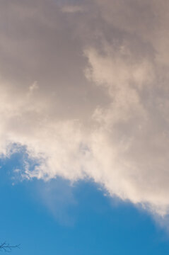 View of the sky with clouds on a late winter afternoon