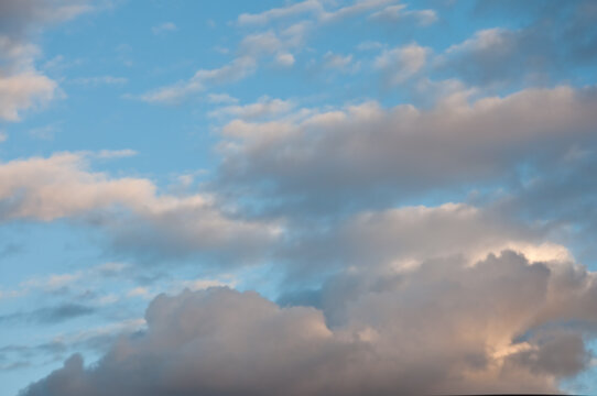 View of the sky with clouds on a late winter afternoon