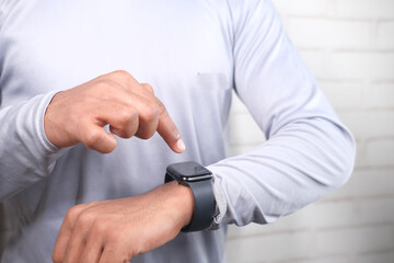 Obraz na płótnie Canvas man's hand using smart watch.