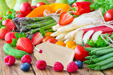 Regionales Obst und Gemüse mit Label auf Holz