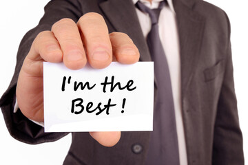Homme tenant une carte sur laquelle est écrit je suis le meilleur