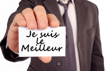 Homme tenant une carte sur laquelle est écrit je suis le meilleur