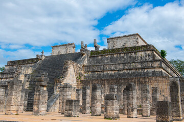 Fototapeta na wymiar Templo de los Guerreros Temple of the Warriors at the center of Chichen Itza archaeological site in Yucatan, Mexico. Chichen Itza is a UNESCO World Heritage Site.