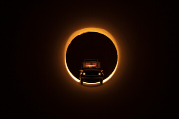 piccola auto auto coni fari accesi in una galleria con sfondo © Andrea