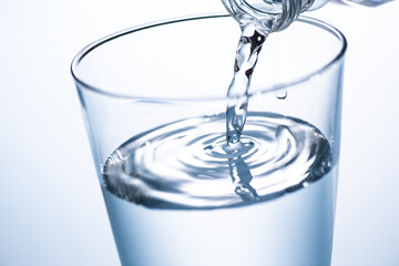 コップに水を注ぐ