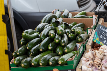 Etal de courgettes au marché