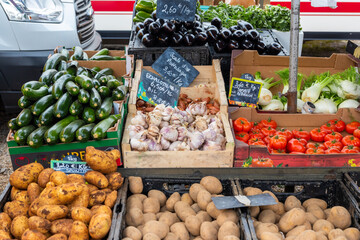 Etal de légumes au marché