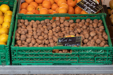 Etal de noix au marché