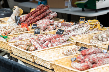 Etal de saucissons au marché